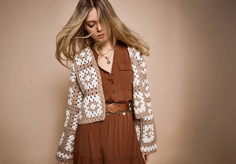 Discover Boho Chic. Think striking paisley and floral prints, earth-toned and colour-pop palettes, plus feminine details such as ruffles, tassels, and bell sleeves